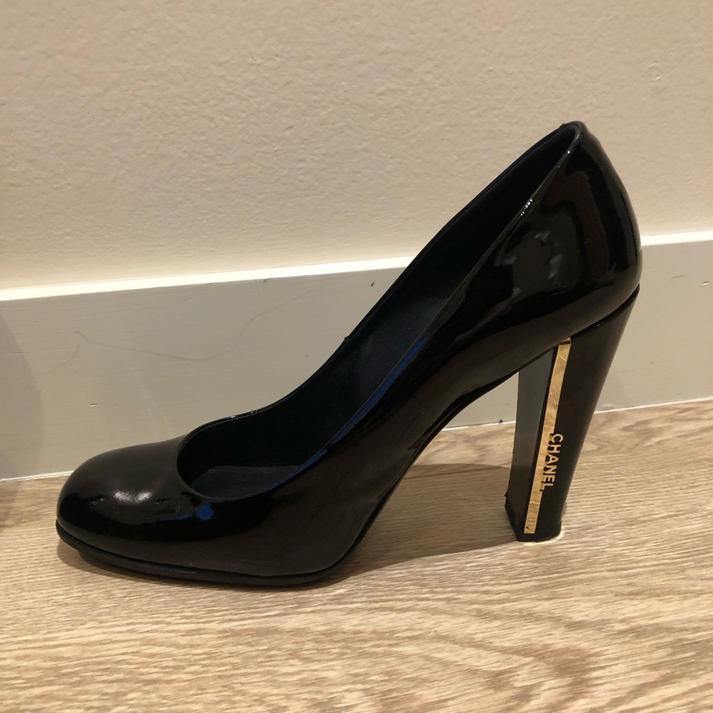 Chanel Black Patent Leather Pump - Picture 2 of 12